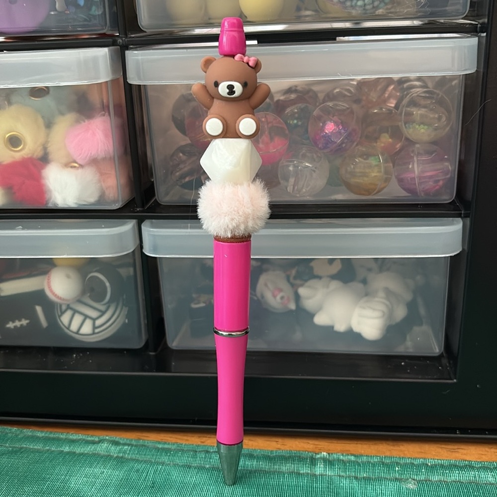 🟢 Handcrafted Cute Bear Pom Pom Pen